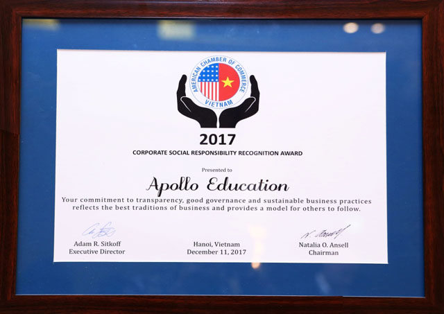 Apollo English trở thành tâm điểm của buổi lễ khi được xướng tên là doanh nghiệp của năm 2017 trong hoạt động trách nhiệm xã hội