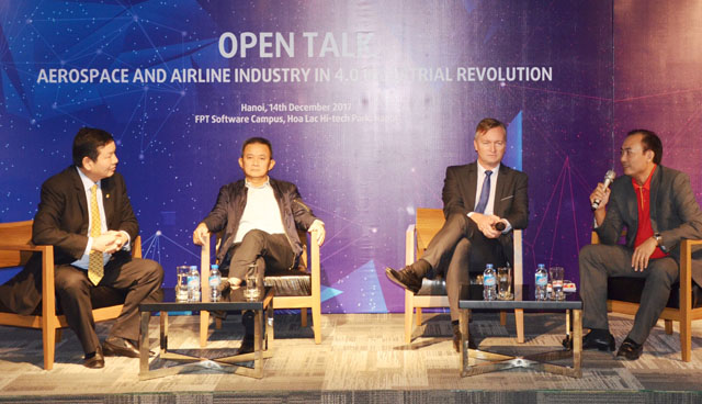 Ông Dương Trí Thành – Tổng giám đốc Vietnam Airlines và ông Tô Việt Thắng – Phó Tổng giám đốc Vietjet sôi nổi trình bày về đề tài cách mạng công nghệ 4.0