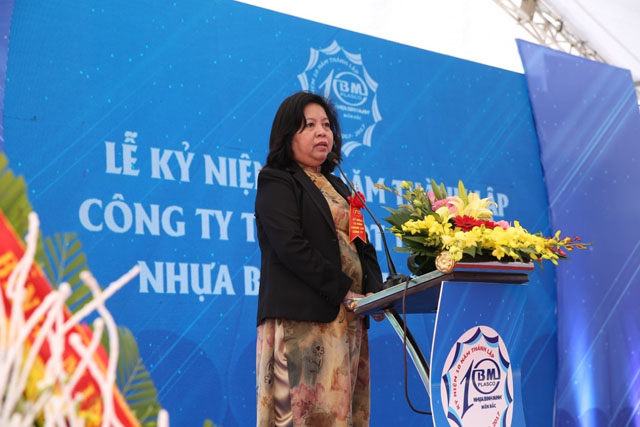 Bà Nguyễn Thị Kim Yến, Chủ tịch HĐQT Công ty TNHH  MTV Nhựa Bình Minh miền Bắc phát biêu tại buổi lễ