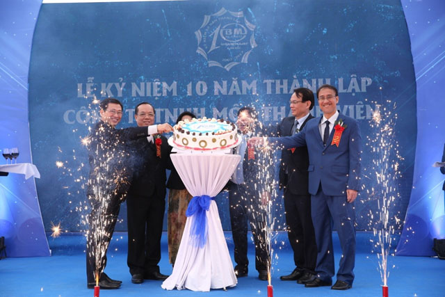 Nghi lễ cắt bánh sinh nhật  kỷ niệm 10 năm của Công ty Nhựa Bình Minh miền Bắc