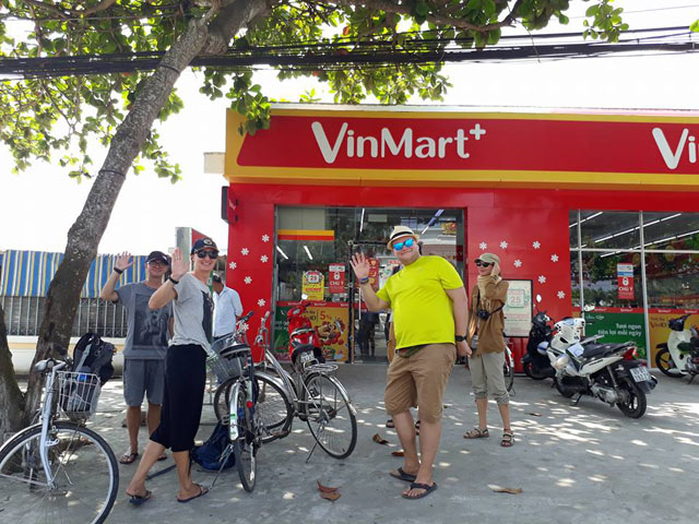 Nhiều khách nước ngoài cũng tin tưởng lựa chọn VinMart+ là điểm đến mua sắm tiêu dùng hàng ngày