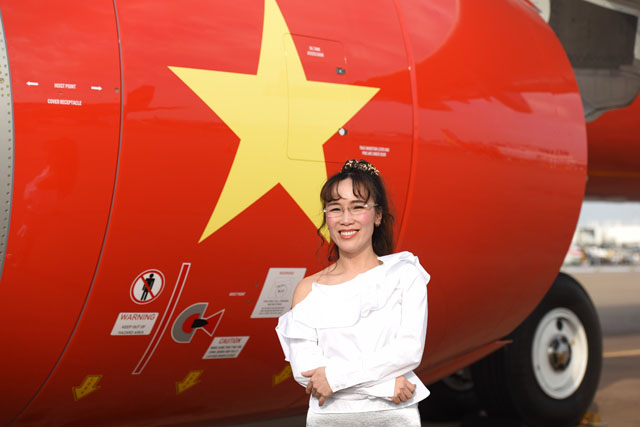 Bà Nguyễn Thị Phương Thảo, Tổng giám đốc Vietjet, tự hào bên động cơ GTF thế hệ mới nhất của tàu bay A321neo in hình cờ Việt Nam tại sân bay Tân Sơn Nhất