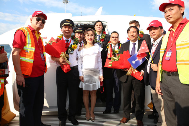 Lãnh đạo Vietjet, đại diện nhà sản xuất máy bay Airbus và đại diện Pratt & Whitney, công ty sản xuất động cơ thế hệ mới GTF, tại buổi lễ đón nhận tàu A321neo đầu tiên tại Đông Nam Á