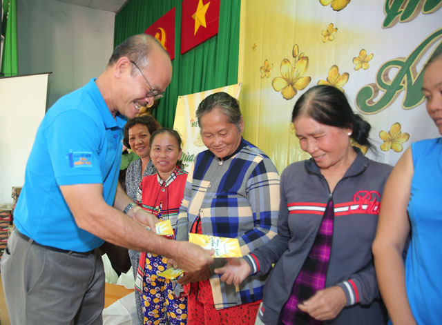 Ông Trần Minh Triết, Phó Tổng Giám đốc Điều hành HEINEKEN Việt Nam trao quà cho các gia đình khó khăn