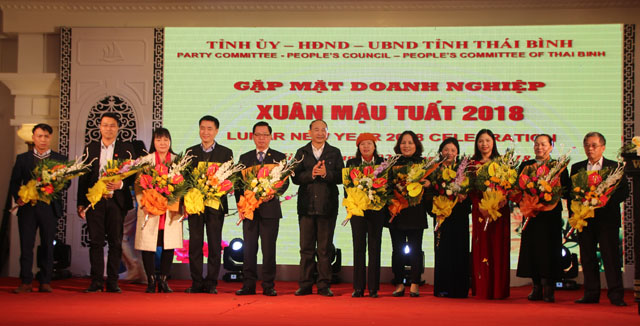Bí thư tỉnh ủy Thái Bình Phạm Văn Sinh tặng hoa   các doanh nghiệp tiêu biểu ủng hộ các suất quà cho người nghèo trong dịp Tết Mậu Tuất 2018