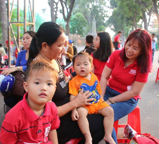 Nhờ có chuyến xe nghĩa tình mà chị Hoàng tiết kiệm được hơn một triệu đồng tiền vé xe cho ba mẹ con, tránh được cảnh chen lấn chật chội trong bến xe, và không phải lo lắng bị nhồi nhét khách như mọi năm