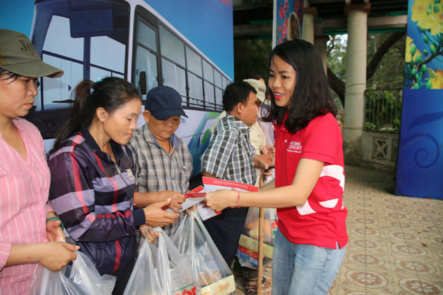 Bà Hoàng Anh Phương, Trưởng phòng Truyền thông Home Credit trao quà đến tận tay các bà con