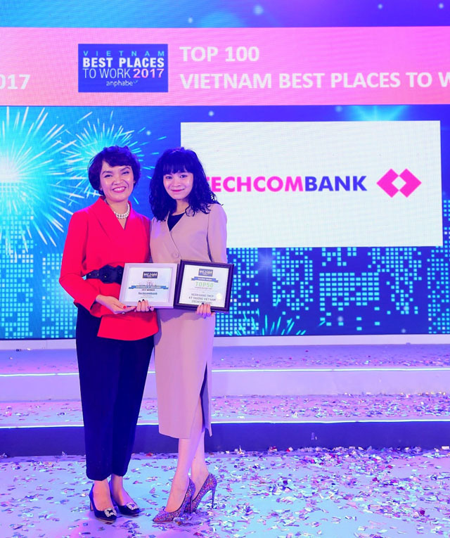 Bà Phạm Vũ Minh Đan (bên phải), Giám đốc Khối Quản trị Nguồn Nhân Lực ngân hàng Techcombank tại lễ công bố kết quả khảo sát “Top 100 nơi làm việc tốt nhất Việt Nam 2017”