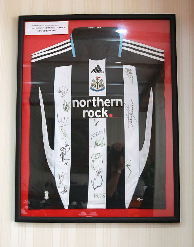 Áo thi đấu của CLB Newcastle United mùa giải 2008-2009 có chữ ký của các cầu thủ và Ban huấn luyện đội bóng - vật phẩm đấu giá