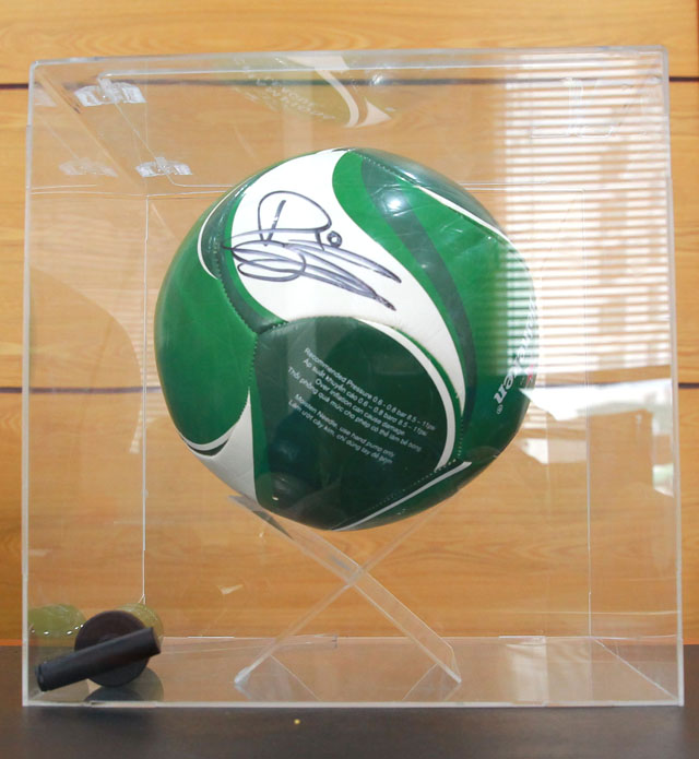 Quả bóng Heneken có chữ ký của danh thủ Clarence Seedorf - vật phẩm đấu giá