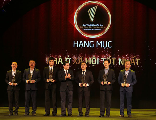 Phó thủ tướng Trịnh Đình Dũng trao giải thưởng hạng mục Nhà ở xã hội tốt nhất cho Dự án EcoHome 1, EcoHome 2