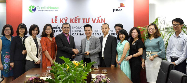 Đại diện lãnh đạo Capital House và PwC Việt Nam trao đổi hợp đồng hợp tác