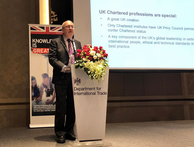 Ông Mark Protherough, phát biểu với tư cách là một thành viên của phái đoàn chính phủ Anh, đại diện cho ICAEW trong buổi tọa đàm vừa diễn ra tại Hà Nội