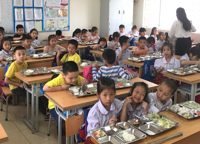 Trường tiểu học Chu Văn An (Hà Nội) hiện đang áp dụng phần mềm xây dựng thực đơn cân bằng dinh dưỡng trong công tác chuẩn bị bữa ăn bán trú 