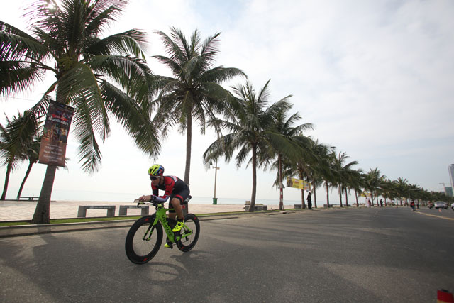 Tiếp đó là đường đua xe đạp cự ly 90 km trên cung đường bộ dọc theo bờ biển Đà Nẵng