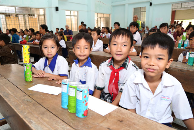  Những trẻ em nghèo, học giỏi của huyện Giồng Trôm, tỉnh Bến Tre đến nhận học bổng