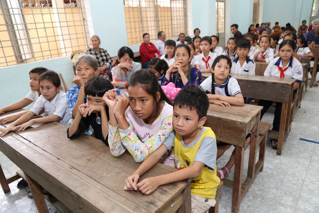 Những trẻ em nghèo, học giỏi của huyện Giồng Trôm, tỉnh Bến Tre đến nhận học bổng