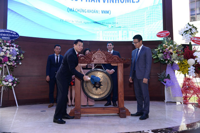 Ông Nguyễn Việt Quang, Tổng Giám đốc Tập đoàn Vingroup thực hiện nghi thức đánh cồng tại sự kiện Vinhomes nhận quyết định niêm yết cổ phiếu VHM