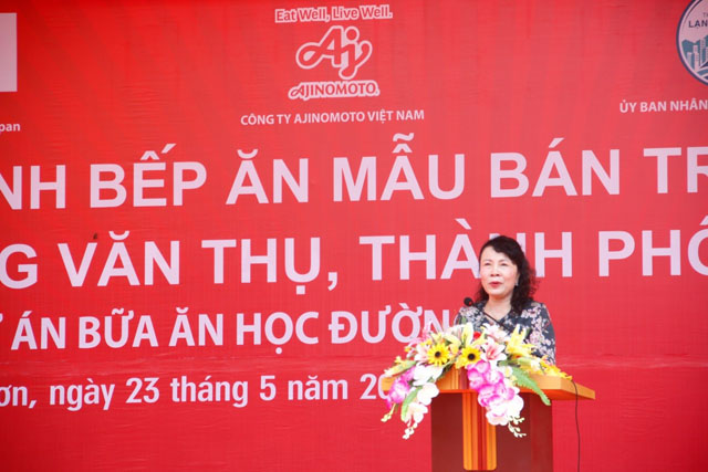 TS.Nguyễn Thị Nghĩa, Thứ trưởng Bộ Giáo dục và Đào tạo bày tỏ sự trân trọng trước nỗ lực đóng góp cải thiện dinh dưỡng cho trẻ em Việt Nam của Dự án 