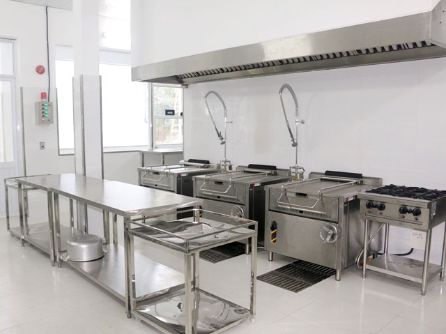 Cận cảnh bếp ăn được thiết kế khoa học với trang thiết bị hiện đại tuân thủ nghiêm ngặt những quy định vệ sinh an toàn thực phẩm