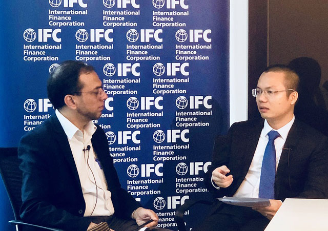 Ông Trịnh Tùng Bách chia sẻ với ông Autif Sayyed, Chuyên gia Công trình Xanh khu vực châu Á của IFC