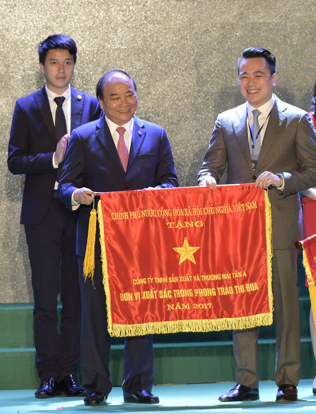 Thủ tướng Chính phủ Nguyễn Xuân Phúc trao tặng cờ thi đua của Chính phủ cho ông Nguyễn Duy Chính, Tổng giám đốc Tập đoàn Tân Á Đại Thành
