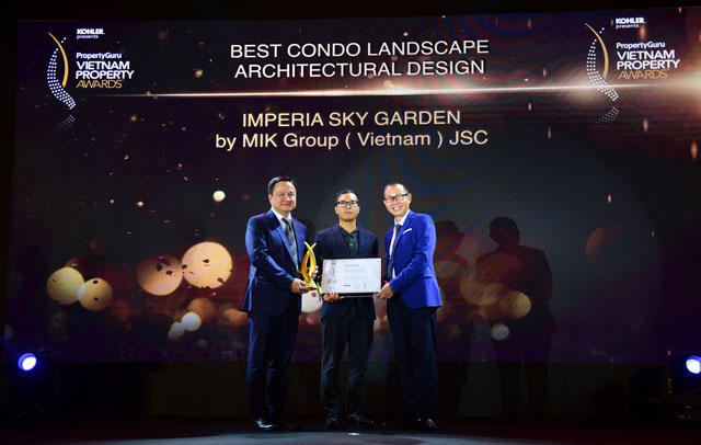 Ông Nguyễn Vĩnh Trân, Tổng Giám đốc Tập đoàn MIKGroup (đầu tiên bên trái) nhận giải Dự án có thiết kế cảnh quan xuất sắc nhất (Best Condo Landscape Architectural Design) cho Dự án Imperia Sky Garden