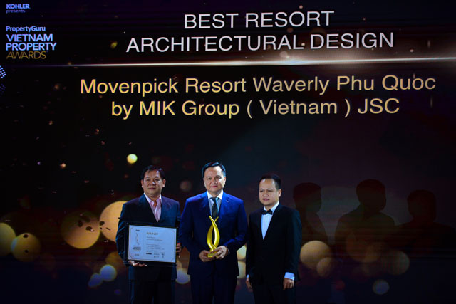 Ông Nguyễn Vĩnh Trân, Chủ tịch kiêm Tổng Giám đốc Tập đoàn MIKGroup (đứng giữa) nhận cú đúp giải thưởng quan trọng Dự án khách sạn tốt nhất (Best Hotel Development) và Khu nghỉ dưỡng có kiến trúc đẹp nhất (Best Resort Architectural Design) cho Tổ hợp Dự án Mövenpick Resort Waverly Phú Quốc