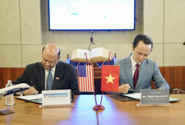 Chủ tịch Tập đoàn FLC Trịnh Văn Quyết ( bên phải) và Phó Chủ tịch phụ trách kinh doanh khu vực châu Á – Thái Bình Dương và Ấn độ của Boeing Dinesh Keskar (trái) thực hiện lễ ký kết. Ảnh: FLC