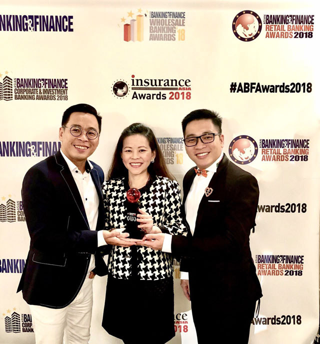 Đội ngũ marketing của FWD Việt Nam chia sẻ niềm vui khi trở thành công ty bảo hiểm nhân thọ đầu tiên tại Việt Nam được nhận giải thưởng danh giá này