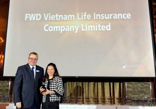 Bà Vương Mỹ Phụng, Phó Tổng Giám đốc FWD Việt Nam nhận giải thưởng từ Ban tổ chức Insurance Asia Awards tại Singapore.  