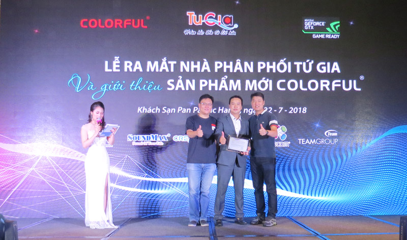 Ông Nguyễn Văn Vinh, Giám đốc Tứ Gia Computer nhận chứng nhận nhà phân phối Mainboad và VGA Card từ đại diện Tập đoàn Colorful