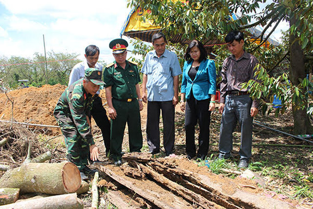 Lãnh đạo tỉnh Đồng Nai và huyện Tân Phú kiểm tra di vật còn lại của liệt sĩ hy sinh trong kháng chiến bảo vệ Tổ quốc tại ấp 2, xã Phú An, Tân Phú