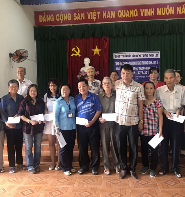 Ông Vũ Văn Trường tặng quà cho các gia đình chính sách tại phường Bửu Long, TP Biên Hòa