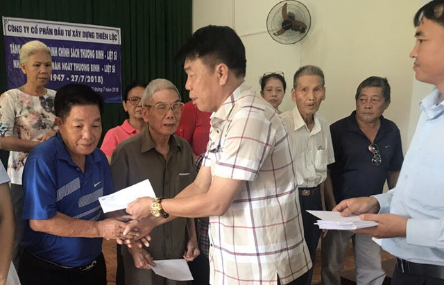 Ông Vũ Văn Trường, Chủ tịch HĐQT kiêm Tổng giám đốc Công ty cổ phần Đầu tư Xây dựng Thiên Lộc trao tặng quà cho các gia đình chính sách tại phường Bửu Long, TP Biên Hoà