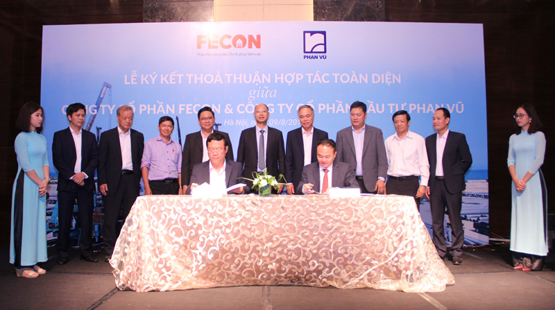 Ông Phan Khắc Long, Chủ tịch Công ty cổ phần Đầu tư Phan Vũ (bên trái) và ông Phạm Việt Khoa, Chủ tịch HĐQT Công ty cổ phần FECON (bên phải) cùng đặt bút ký kết thỏa thuận hợp tác toàn diện giữa hai doanh nghiệp