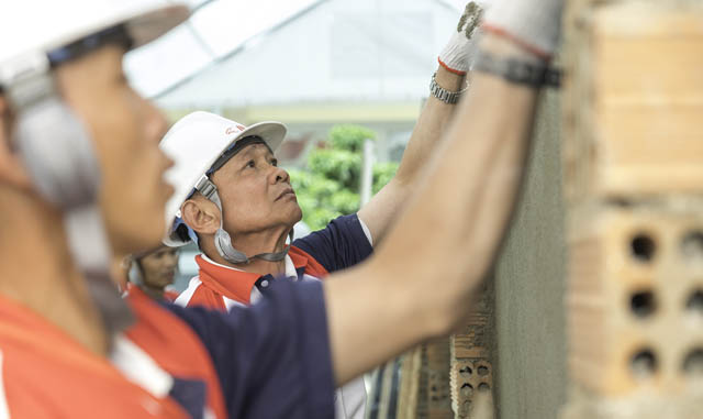 Các đội thi tham gia thi thực hành hạng mục xây tô tường với xi măng INSEE Wall Pro