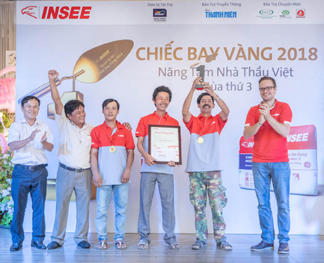 Giám đốc Thương mại INSEE Việt Nam và Đại diện Sở xây dựng Đồng Nai trao cúp cho quán quân tại Long Khánh, Đồng Nai