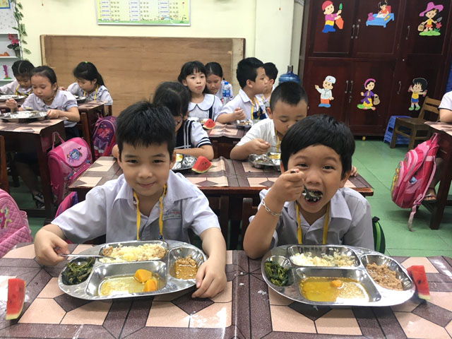 Học sinh Trường tiểu học Phù Đổng, Đà Nẵng thưởng thức bữa trưa cân bằng dinh dưỡng được chuẩn bị theo thực đơn của phần mềm