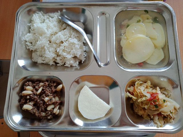 Cận cảnh một khẩu phần ăn bán trú cân bằng dinh dưỡng tại Trường tiểu học Chu Văn An, Hà Nội