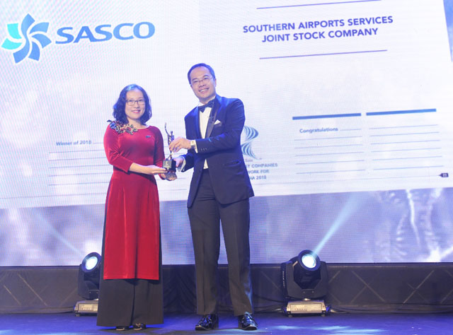 Bà Nguyễn Minh Ngọc, Phó Tổng giám đốc SASCO nhận giải thưởng “Nơi làm việc tốt nhất châu Á”