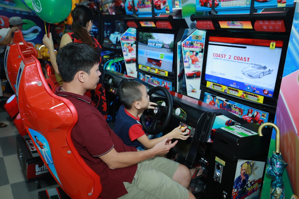  Các khu vui chơi giải trí với những trò chơi hiện đại tại Vincom luôn thu hút khách hàng ở đủ mọi lứa tuổi