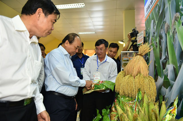Thủ tướng Chính phủ Nguyễn Xuân Phúc và Bộ trưởng Bộ Nông nghiệp và Phát triển nông thôn Nguyễn Xuân Cường thăm khu trưng bày sản phẩm của Vinaseed, hội nghị lúa gạo vùng ĐBSCL tại An Giang 2017