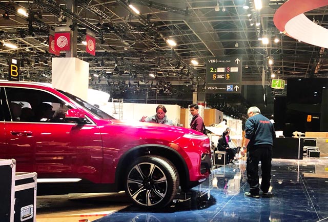 Chiếc SUV VinFast bắt đầu lăn bánh tới gian hàng của VinFast tại Paris Motor Show 2018