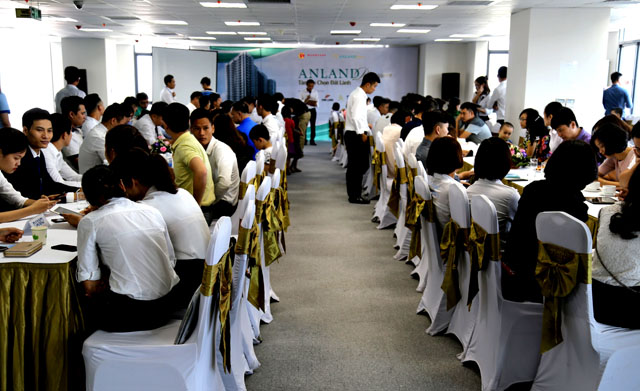  Nhiều khách hàng tham dự sự kiện cuối tuần tại Dự án Anland Premium