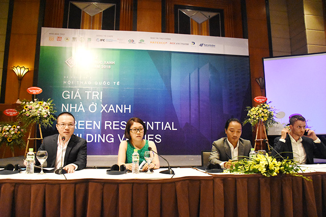 Ông Trịnh Tùng Bách, Giám đốc Ban R&D (ngoài cùng bên trái) đang chia sẻ kinh nghiệm thực tế làm công trình Xanh tại Tập đoàn Capital House