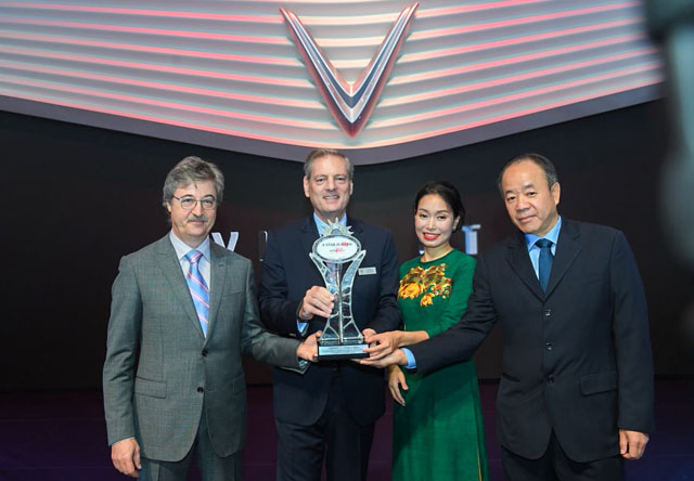 Ông Dan Vardie, Chủ tịch AutoBest trao giải “Ngôi sao mới” cho VinFast - vinh danh ‘Thương hiệu và mẫu xe mới ấn tượng nhất’ tại triển lãm Paris Motor Show 2018