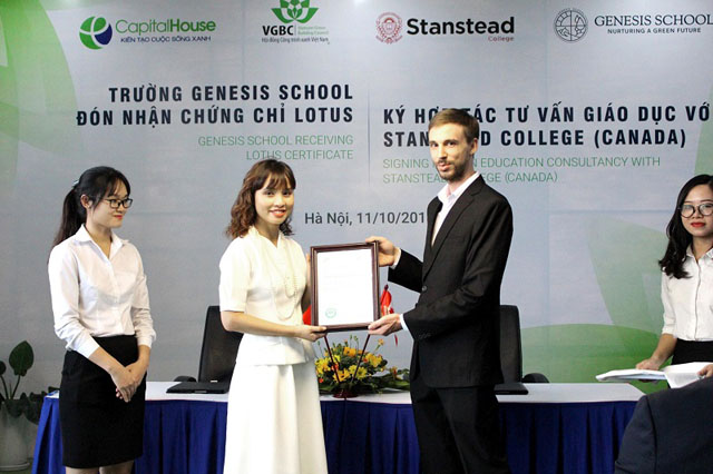 Ông Xavier Leulliette, Đại diện cho VGBC trao chứng nhận xanh Lotus cho Bà Đỗ Thùy Chi, Phó chủ tịch Tập đoàn Capital House