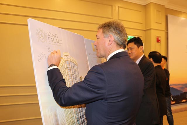 Bryan Robson ký lưu niệm lên hình ảnh Dự án King Palace
