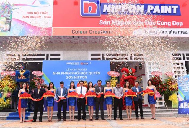 Đại diện Nippon Paint Việt Nam và Mekong Retail & Distribution cắt băng khánh thành khai trương nhà phân phối chi nhánh Cần Thơ